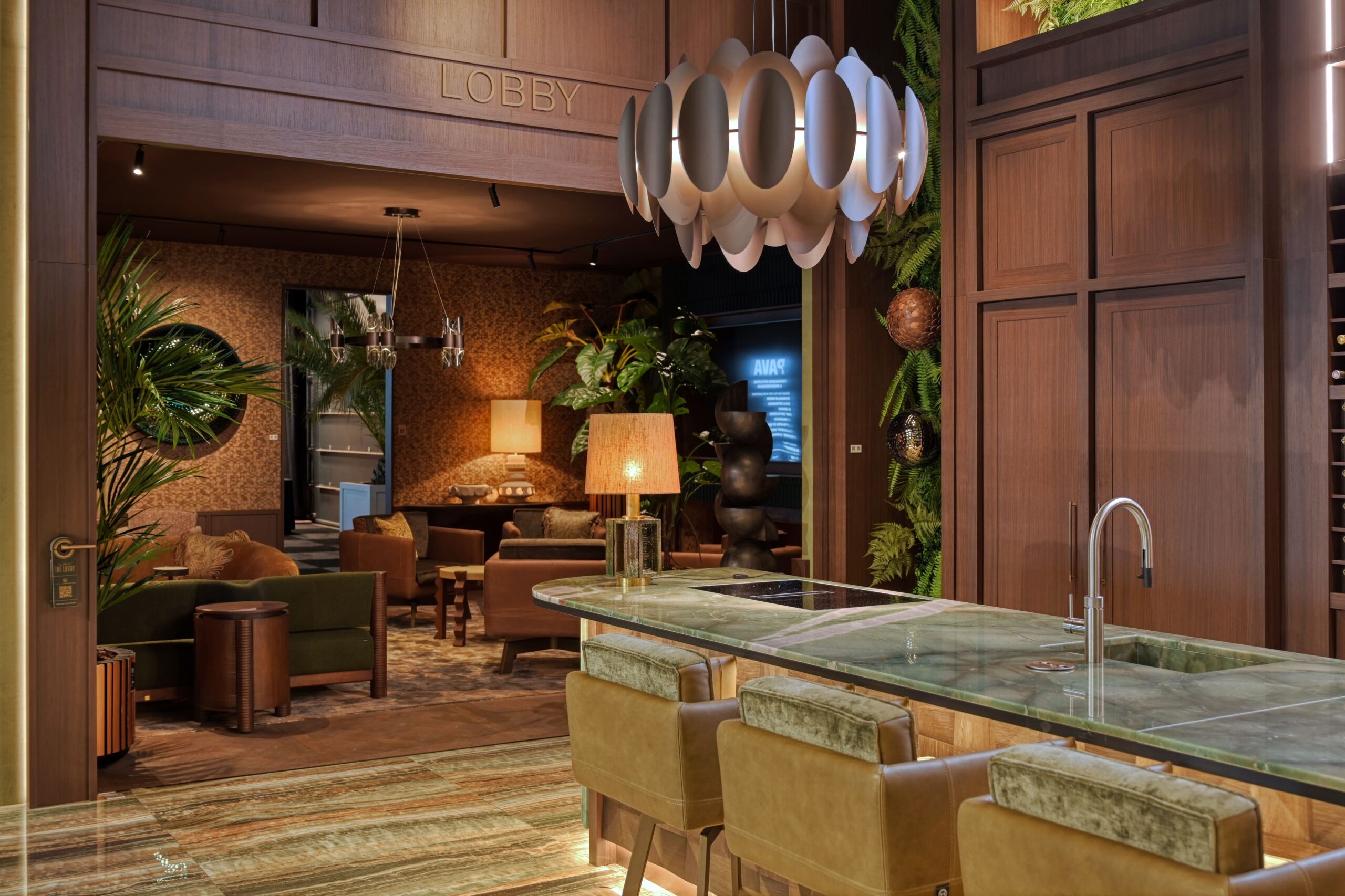 Ingerichte lobby met houten wanden, marmeren keukenblad en designverlichting