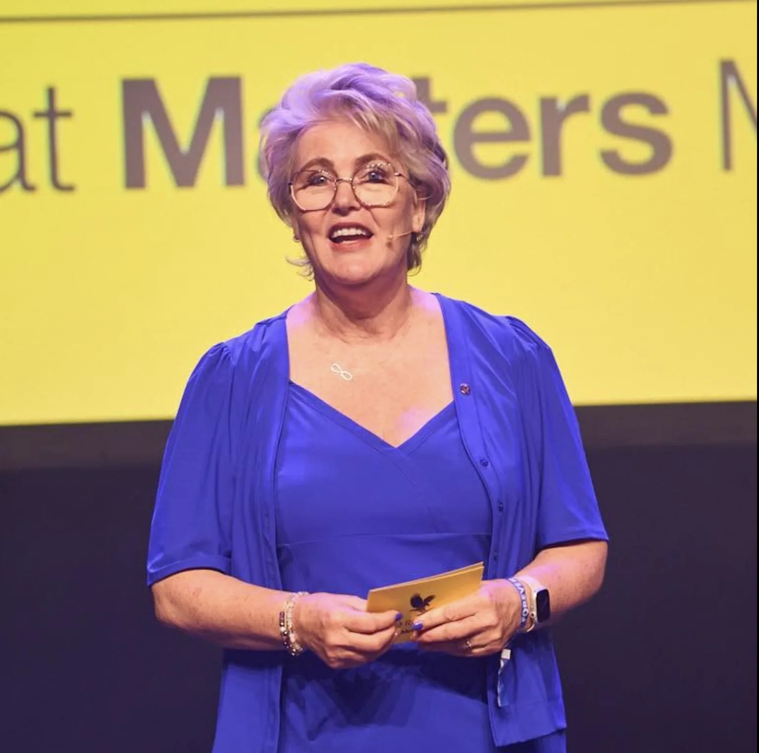 Ineke van der Velden, oprichter van The Vital 5, sprekend op een podium