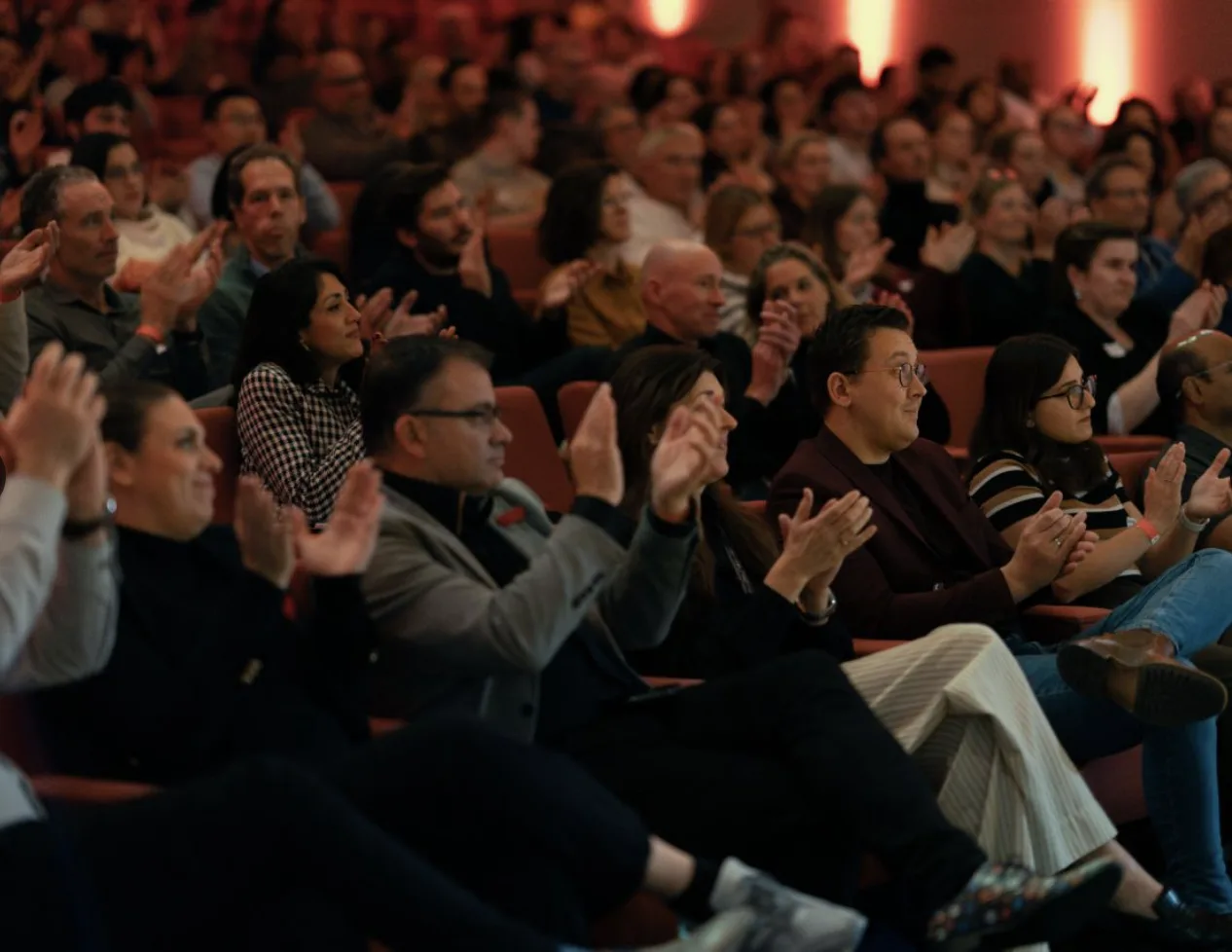 Applaudisserend publiek in de zaal bij TEDxEindhoven