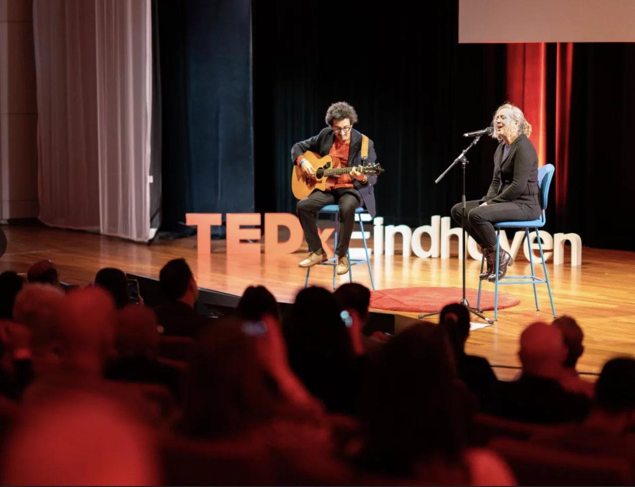 Muzikanten treden op voor het TEDxEindhoven-decor