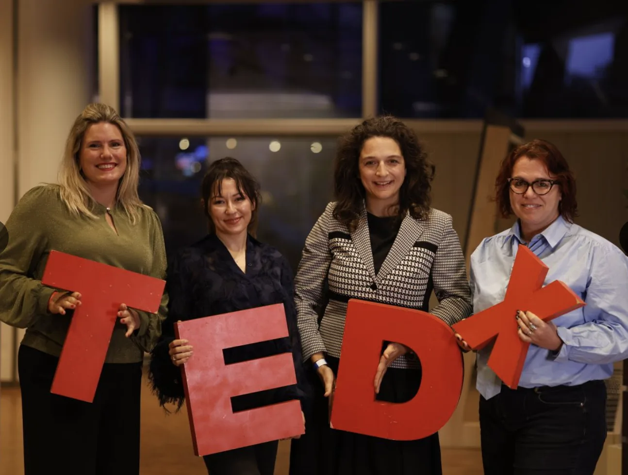 Vier vrouwen met de rode TEDx-letters