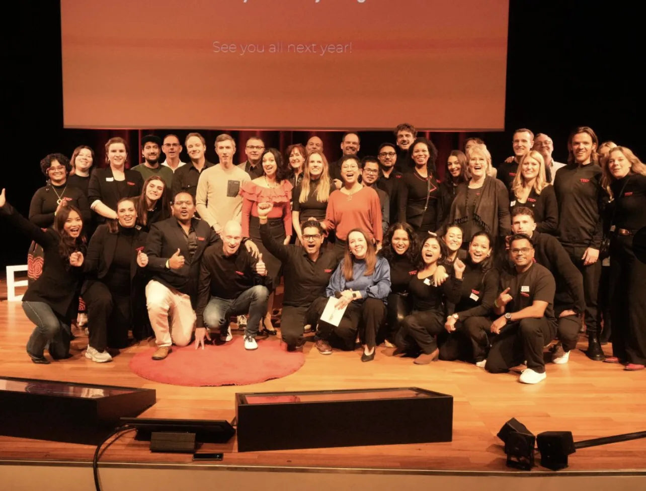 Het voltallige TEDxEindhoven-team op het podium na afloop, met Pim van Driftzz ingeklemd in de achterste rij