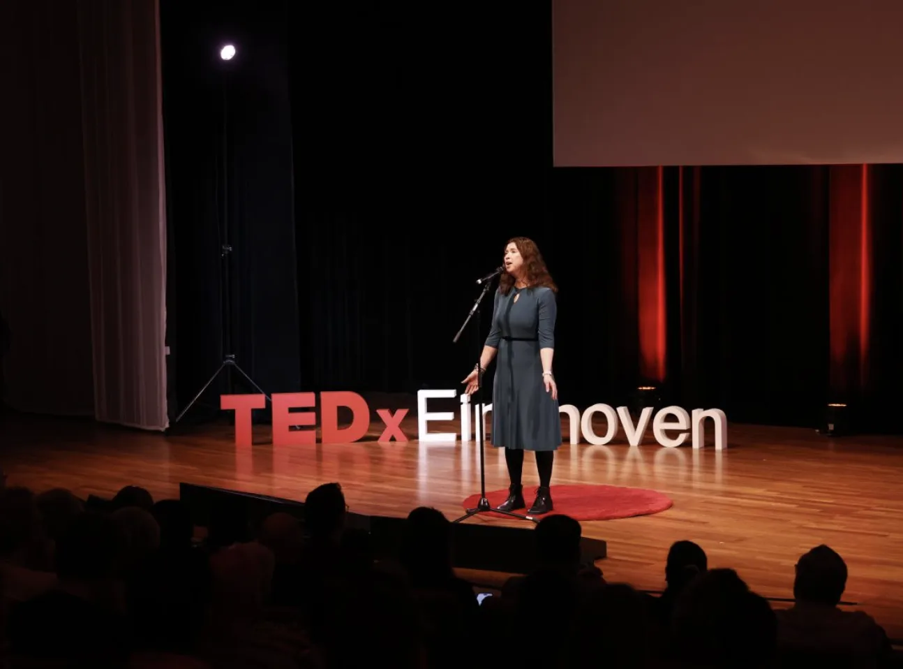 Zangeres op het podium van TEDxEindhoven