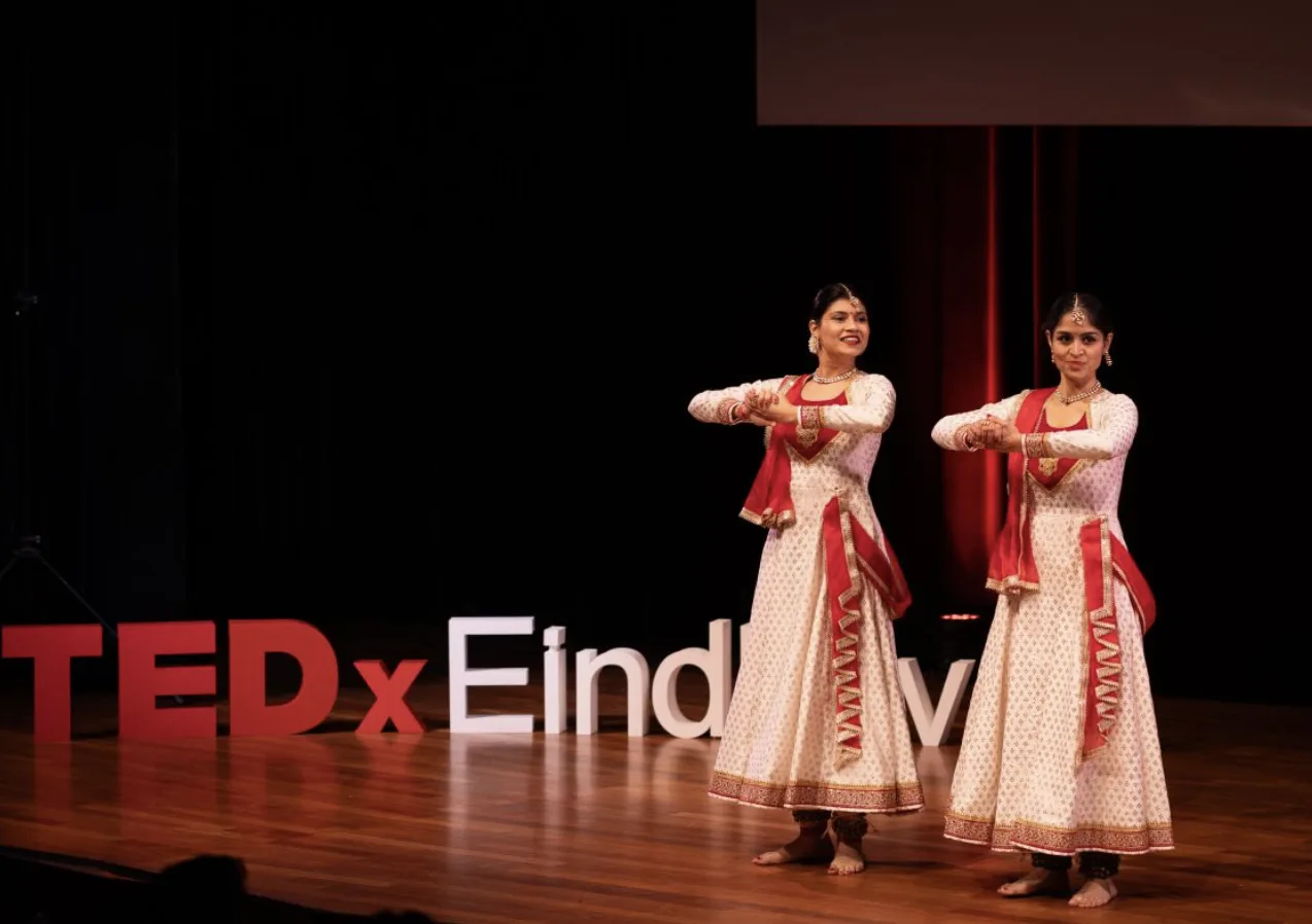 Twee dansers in traditionele kleding op het TEDxEindhoven-podium
