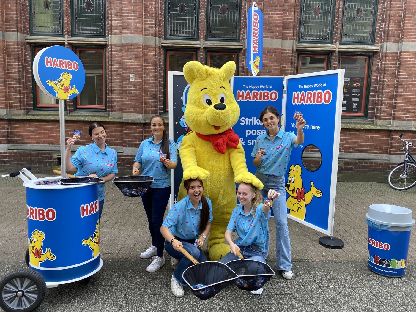 Haribo-team met de goudbeer-mascotte