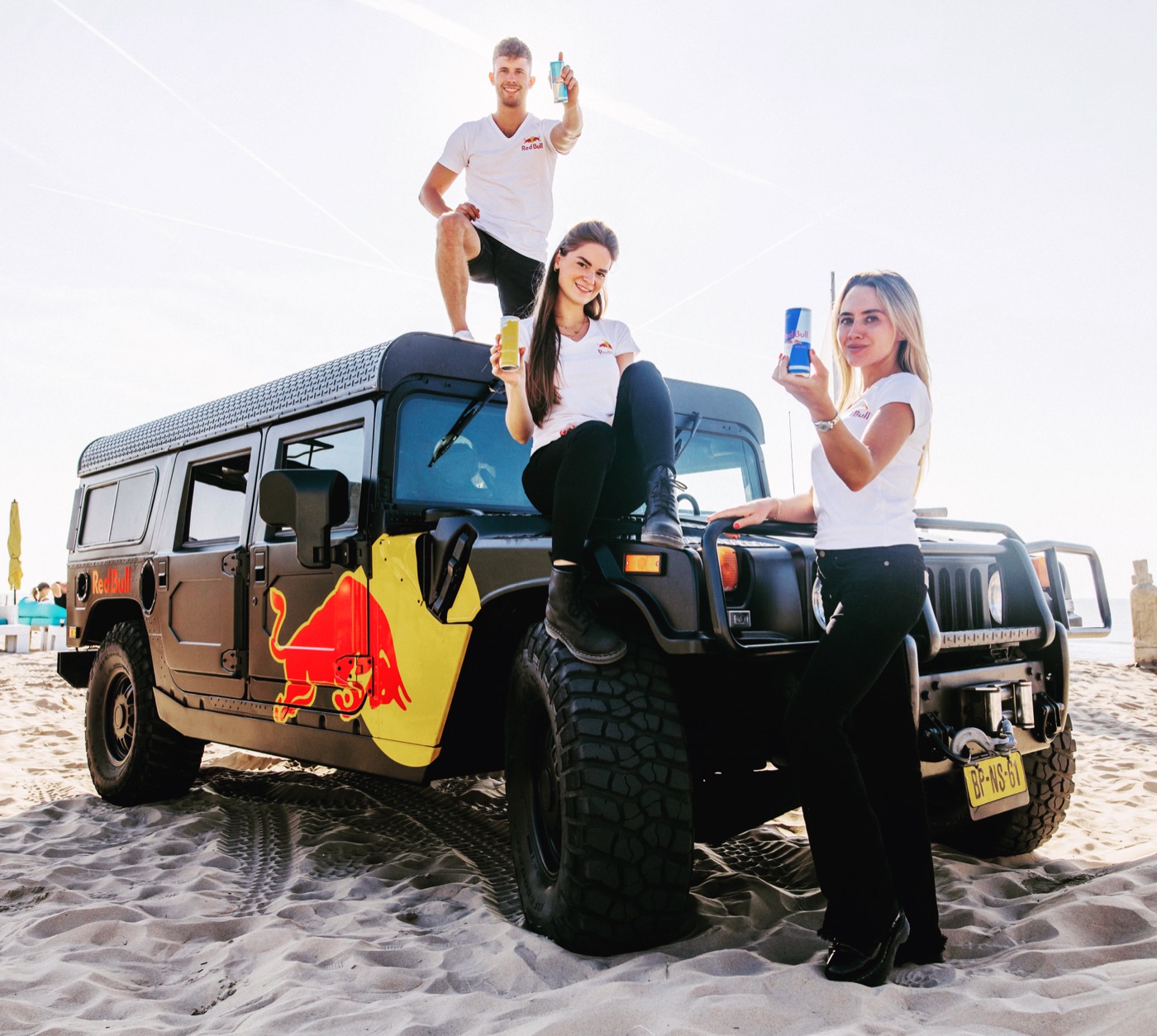 Promoteam op een terreinwagen op het strand