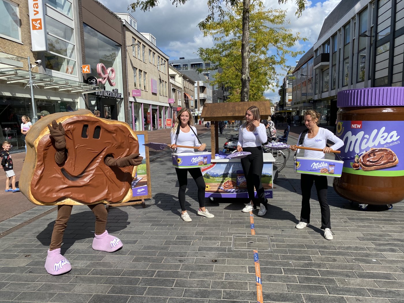 Milka-actie met mascotte in de winkelstraat
