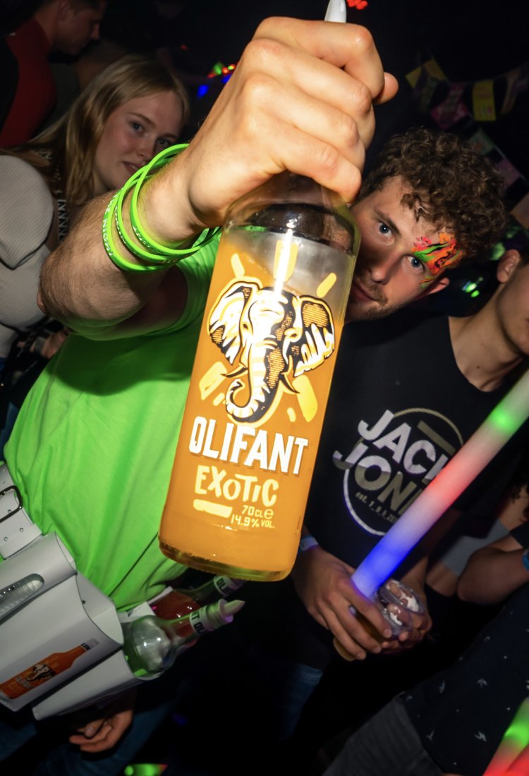 Fles omhoog tijdens een avondactie