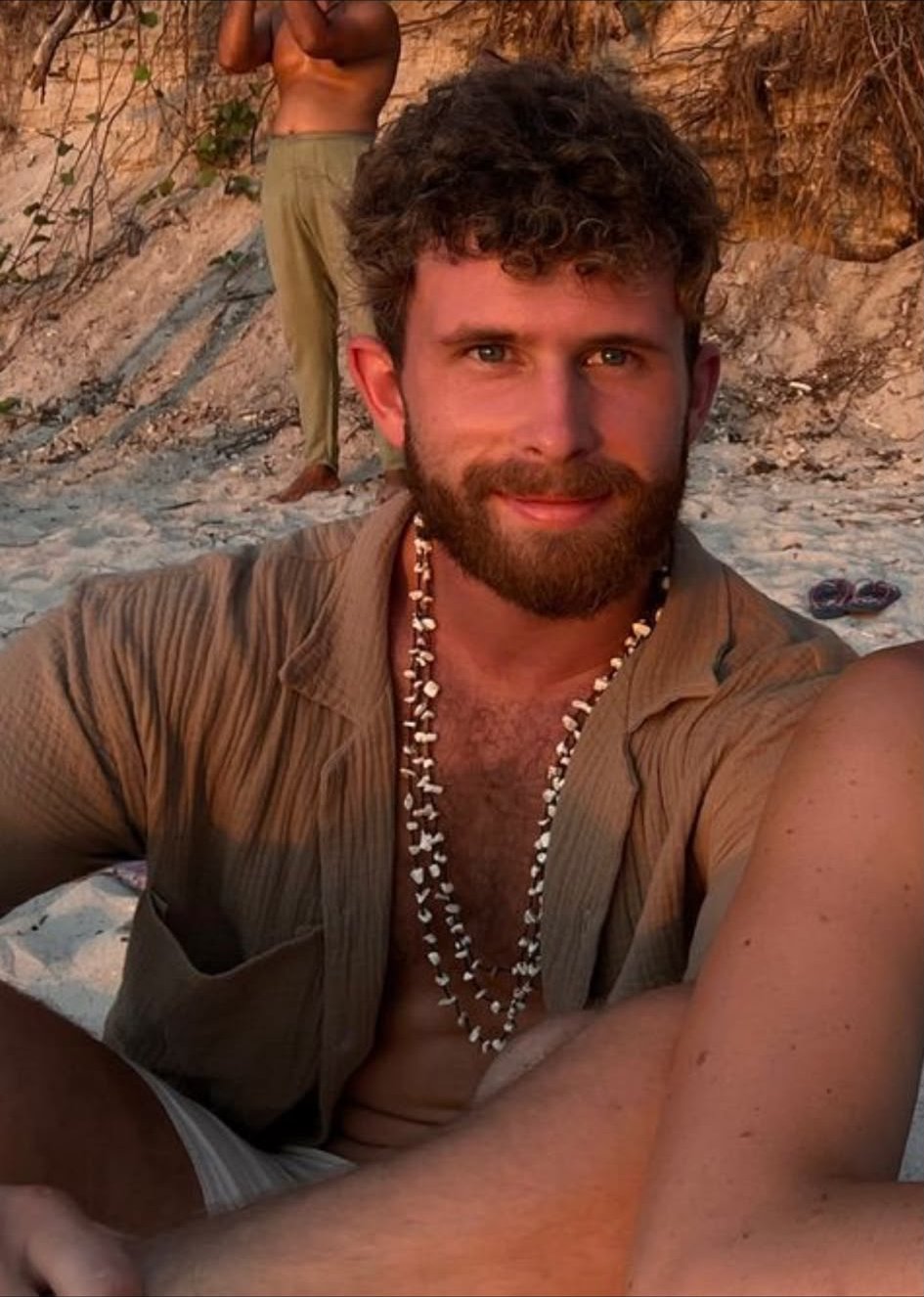 Op het strand bij zonsondergang