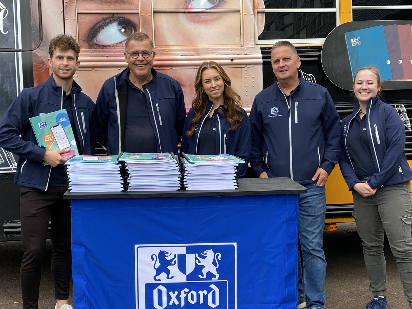 Met het promoteam voor de campagnebus