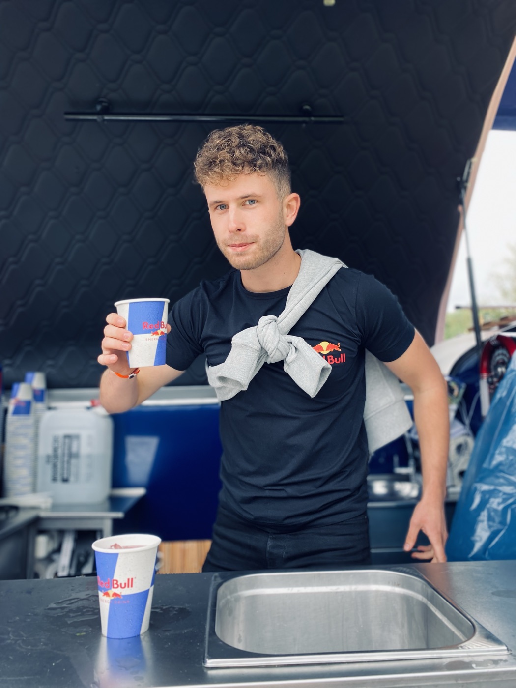 Aan het werk bij een Red Bull promotiestand