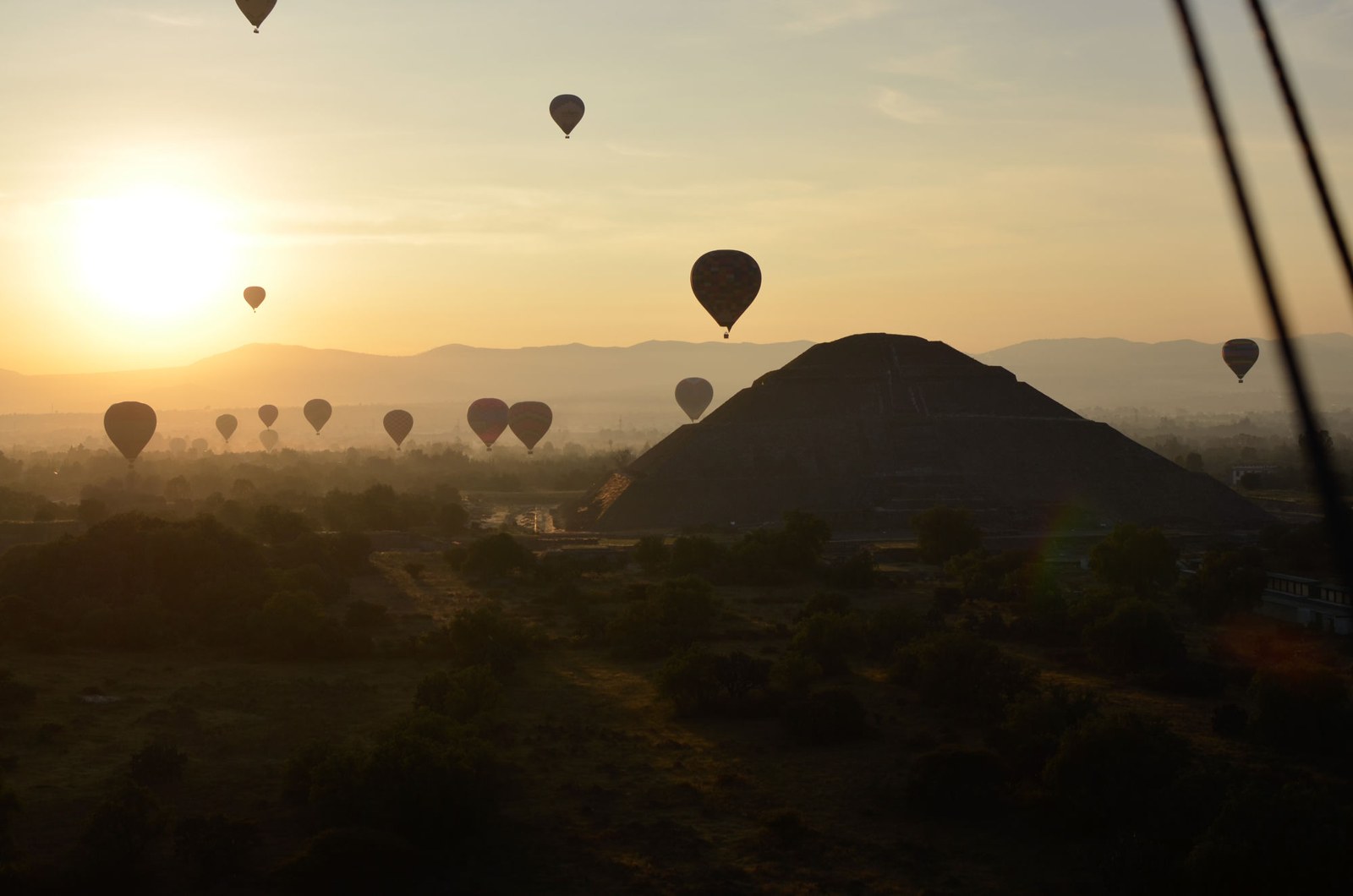 Luchtballonnen boven de piramide van Teotihuacán bij zonsopgang