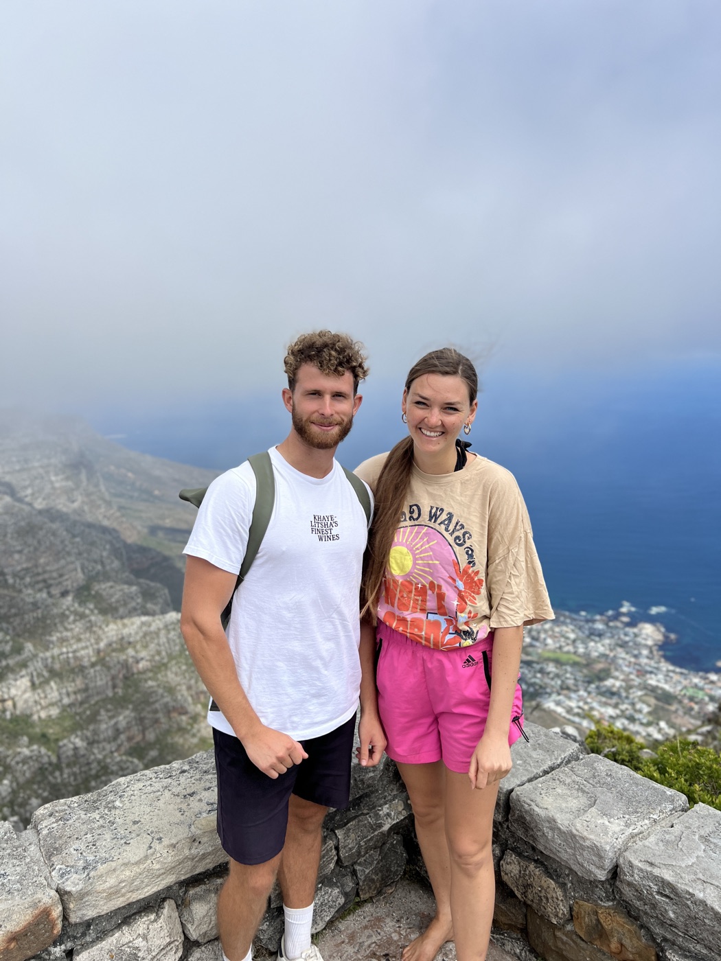Samen op een bergtop met uitzicht over de kust