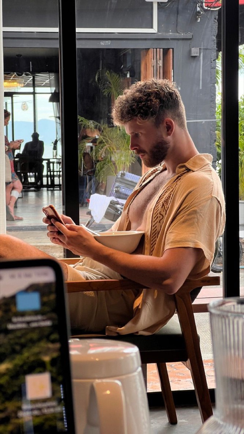 Met telefoon en lunch aan een cafétafel