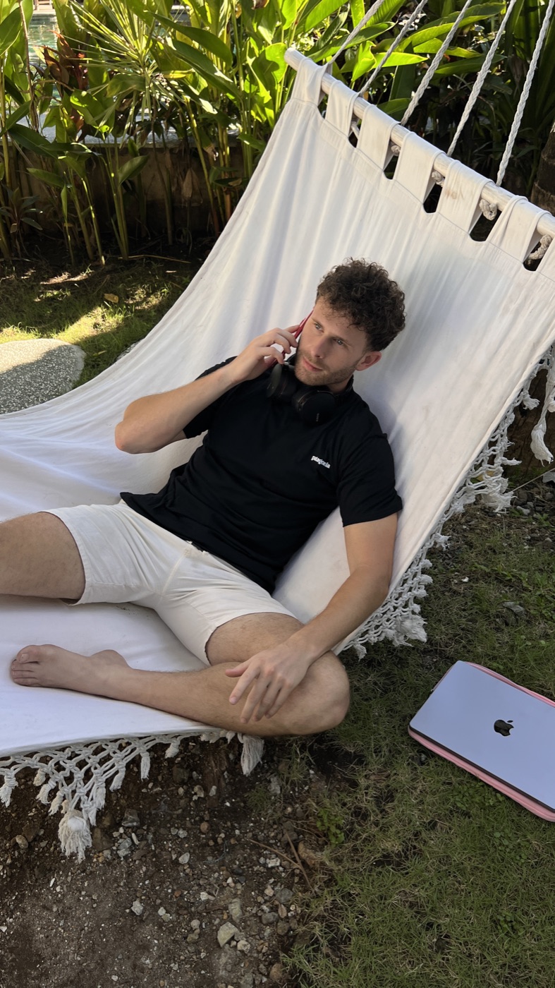 Bellend in een hangmat, laptop in het gras