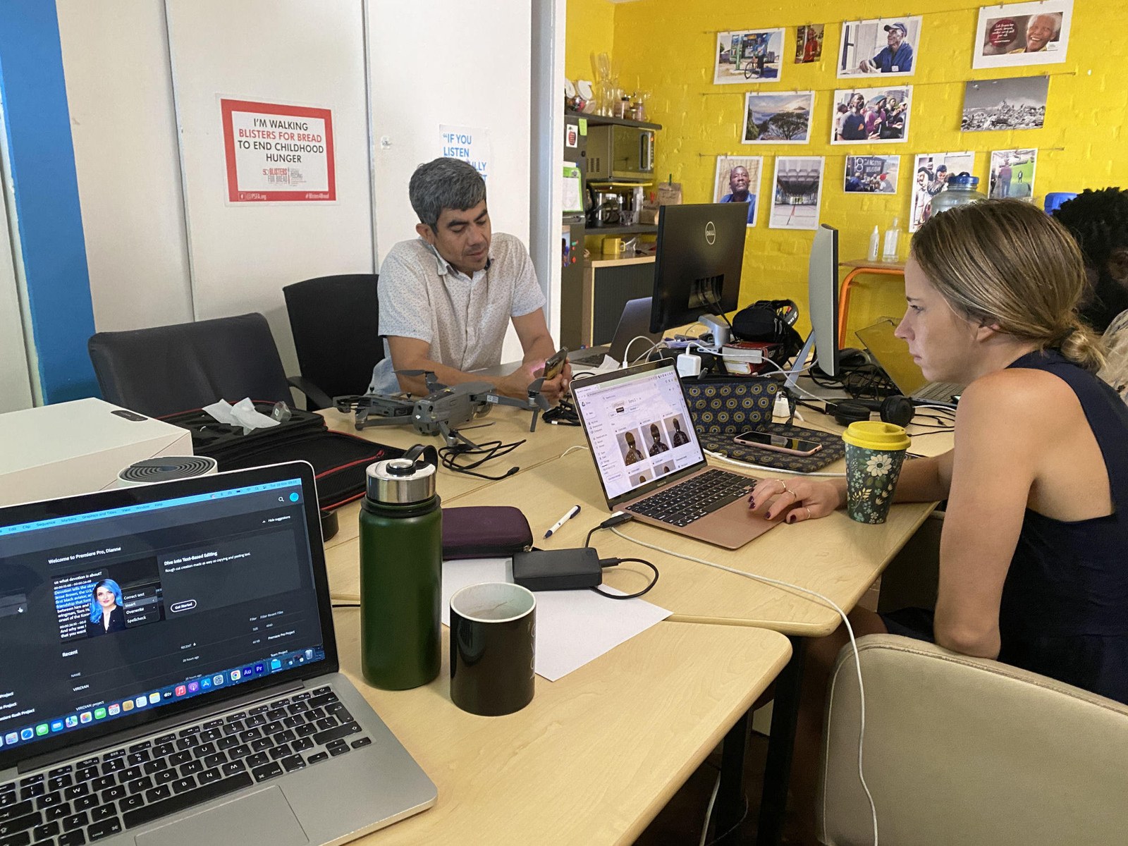 Aan het werk op een ngo-kantoor met laptops en een drone