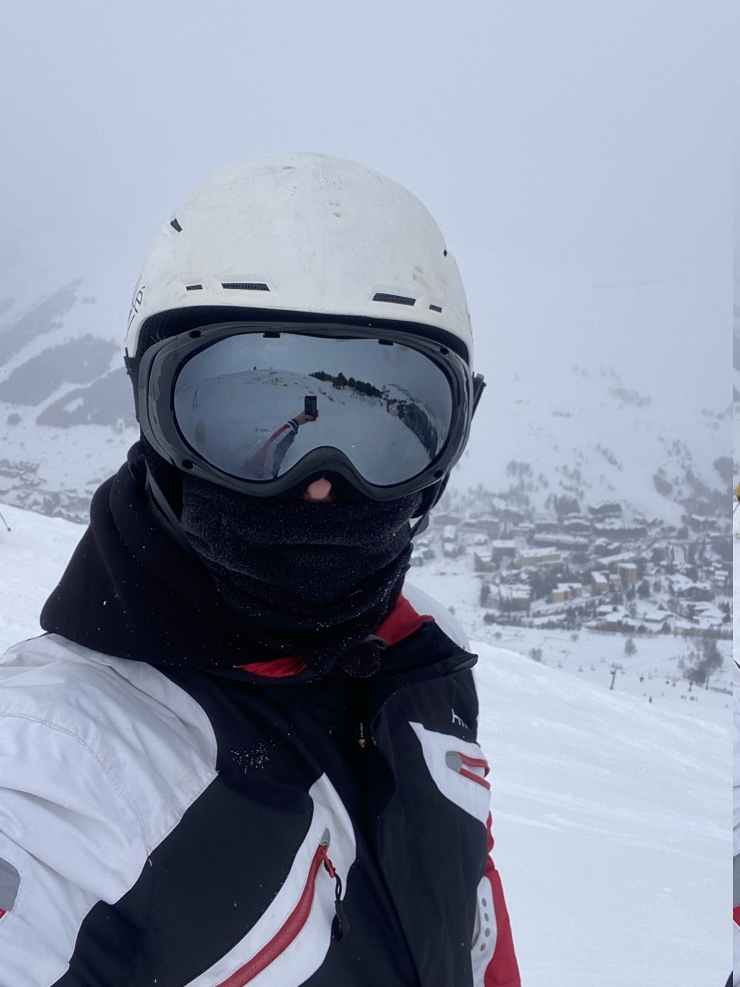 Selfie met skihelm en skibril in de sneeuw