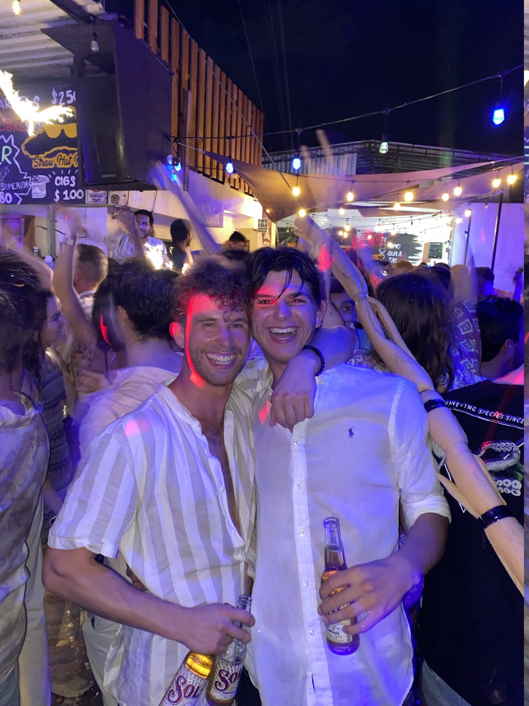 Avondfeest op straat met vrienden
