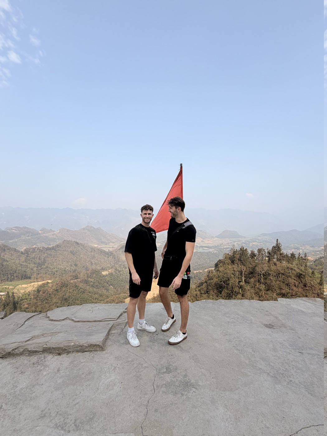 Met een vriend op een uitkijkpunt met rode vlag