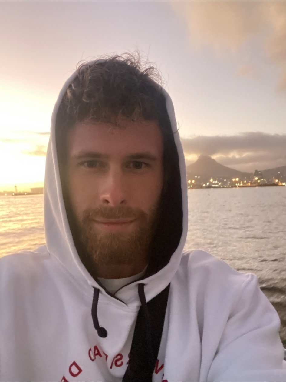 Selfie aan de kust bij zonsondergang
