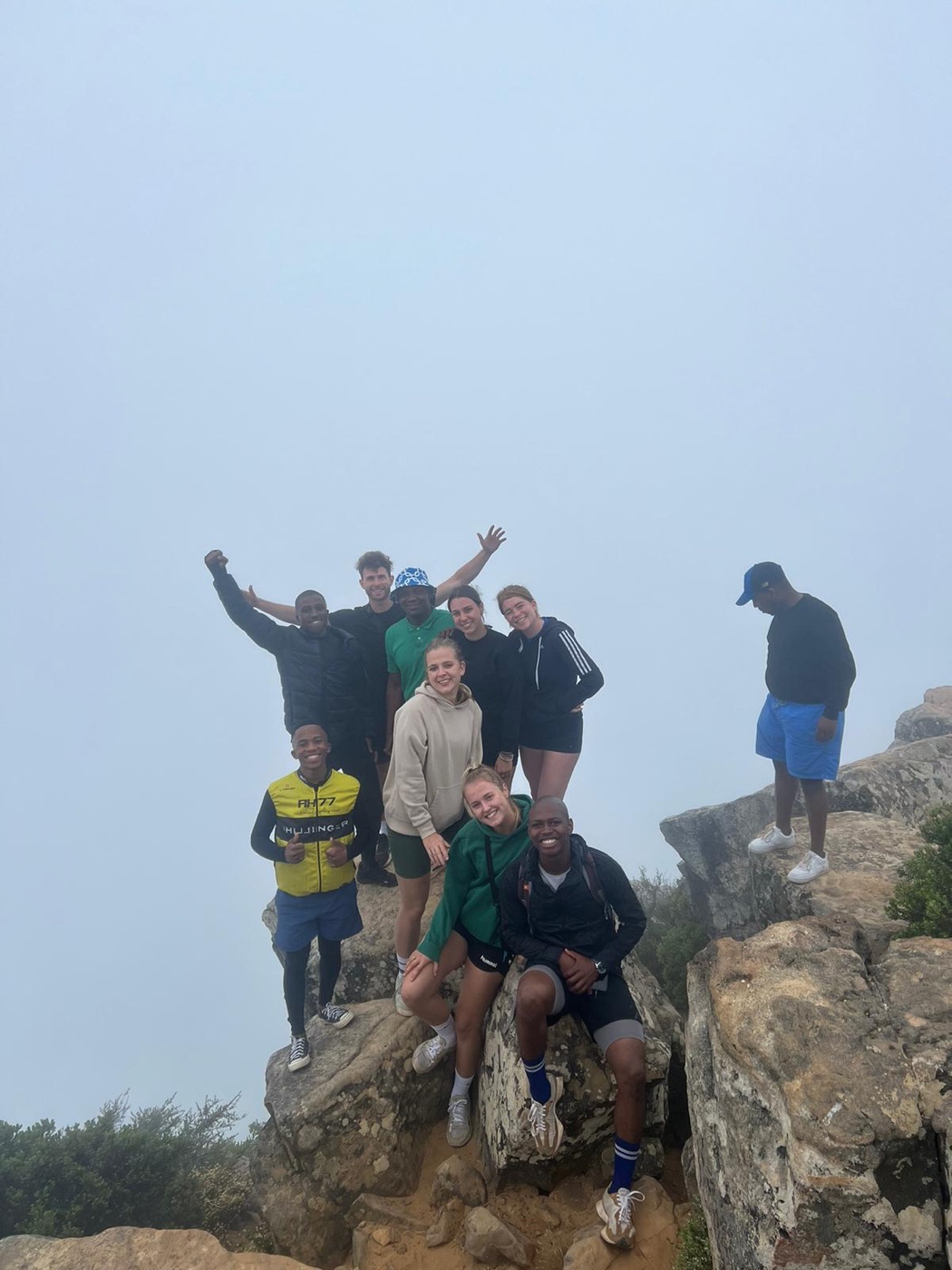 Met een groep boven op de berg in de mist